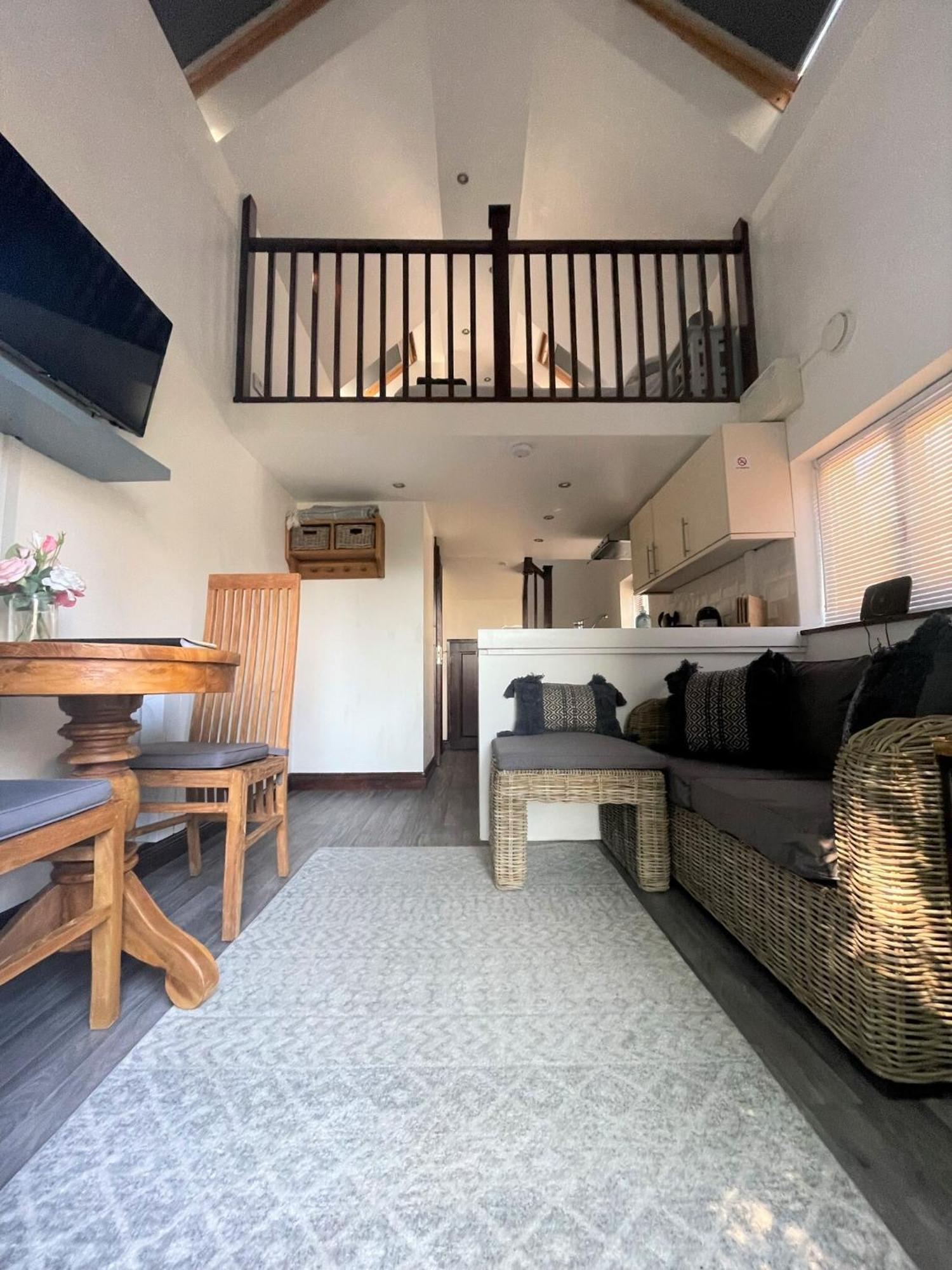 סנט אוסטל The Stables - Detached Cottage With Private Garden & Hot Tub מראה חיצוני תמונה